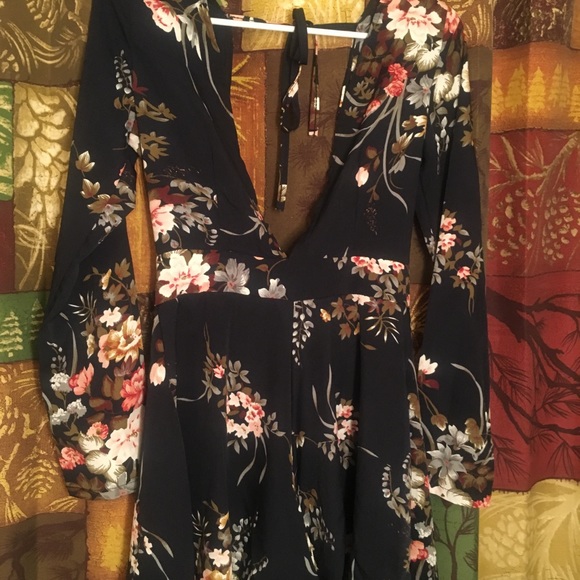 Adorable flower print plunging neckline romper - Picture 1 of 5
